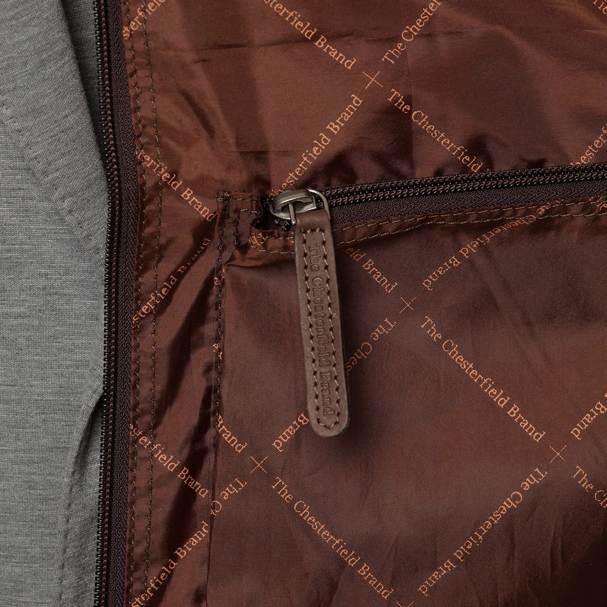 Styled Fit Perspective of Leather Garment Bag Josh för Dam on Model - Natural Daylight Drape
