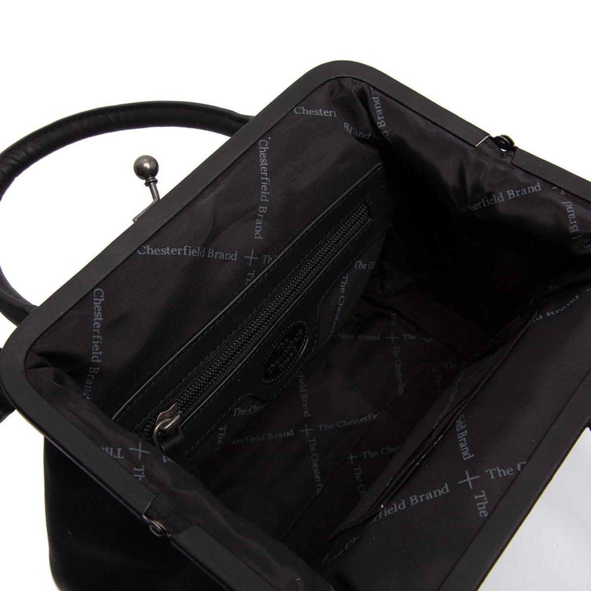 
Närbildsdetalj of Classic Collar & Heavy-Duty Zipper Hardware on Chili Handväska i läder