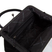 
Närbildsdetalj of Classic Collar & Heavy-Duty Zipper Hardware on Chili Handväska i läder