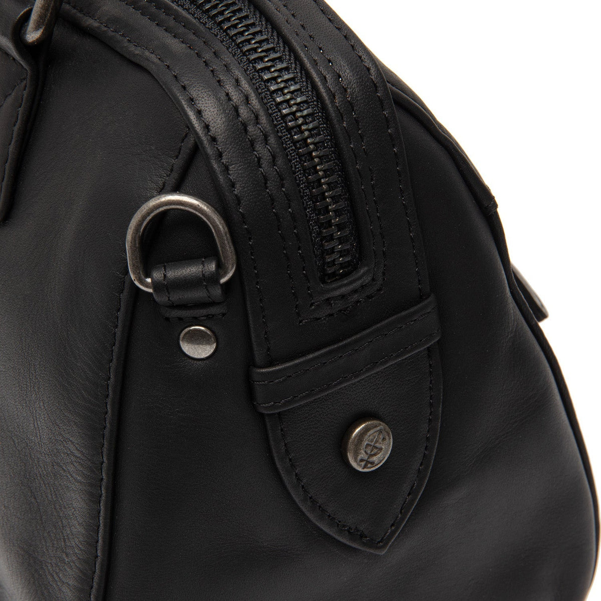 Close-Up Detail of Classic Collar &amp; Heavy-Duty Zipper Hardware on Dalford Full-Grain Leather Handbag för Dam
