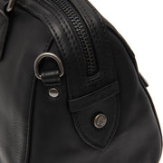 Close-Up Detail of Classic Collar &amp; Heavy-Duty Zipper Hardware on Dalford Full-Grain Leather Handbag för Dam