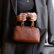 Styled Fit Perspective of Dalford Full-Grain Leather Handbag för Dam on Model - Natural Daylight Drape
