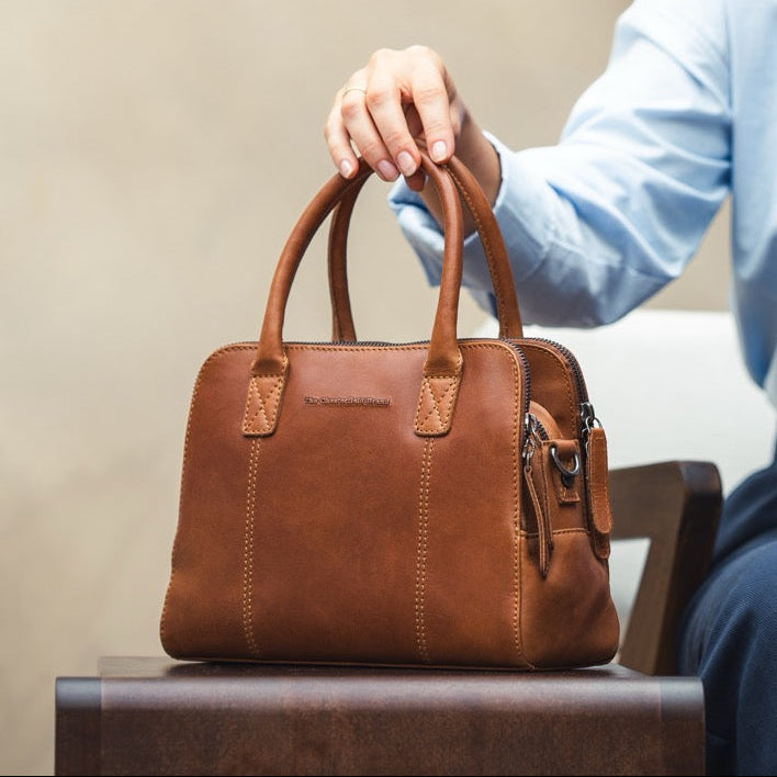 Styled Fit Perspective of Ezra Full-Grain Leather Handbag för Dam on Model - Natural Daylight Drape