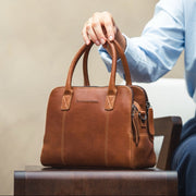 Styled Fit Perspective of Ezra Full-Grain Leather Handbag för Dam on Model - Natural Daylight Drape