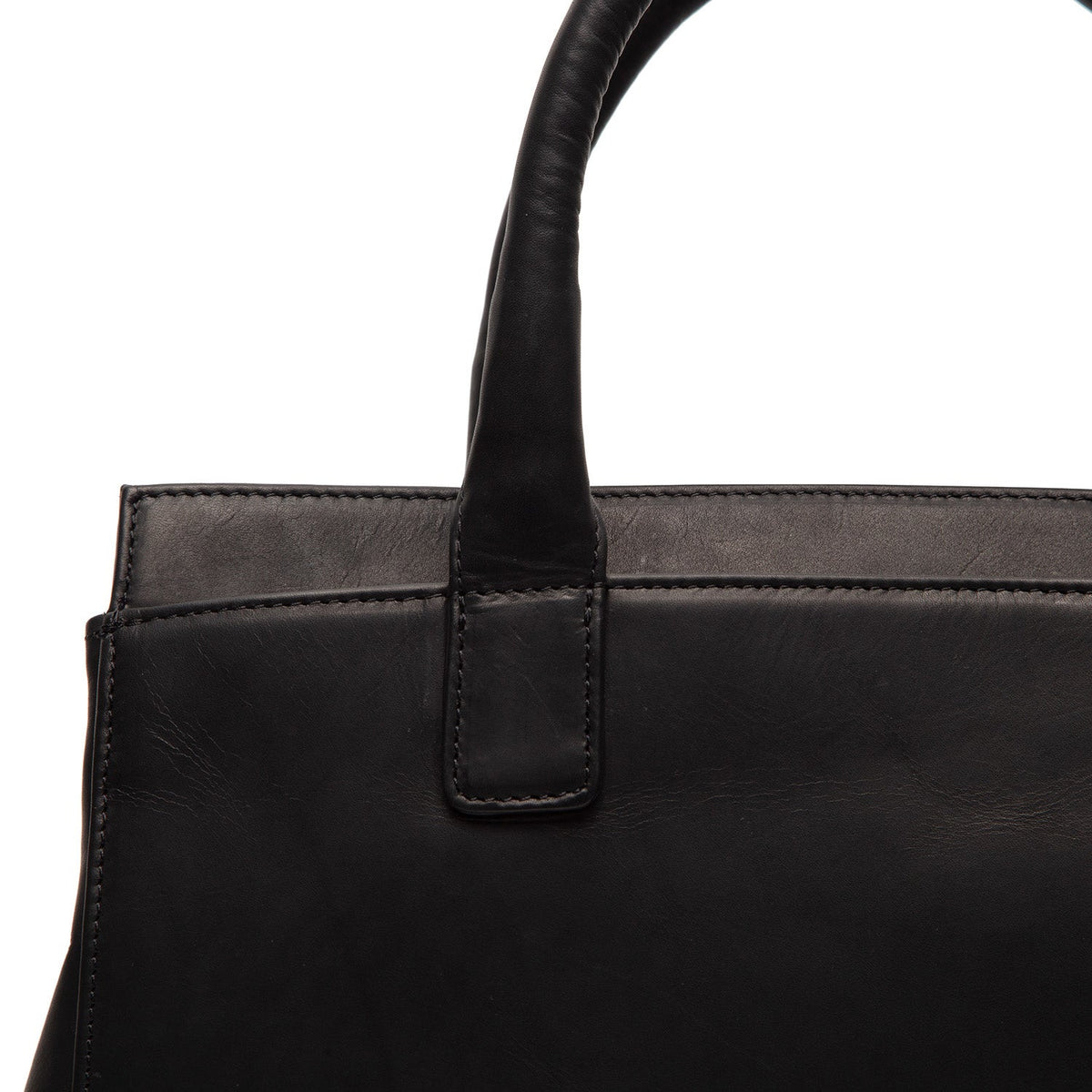 Närbildsdetalj of Classic Collar & Heavy-Duty Zipper Hardware on Garda Full-Grain Leather Handbag