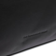 Close-Up Detail of Classic Collar &amp; Heavy-Duty Zipper Hardware on Hermosa Full-Grain Leather Handbag för Dam