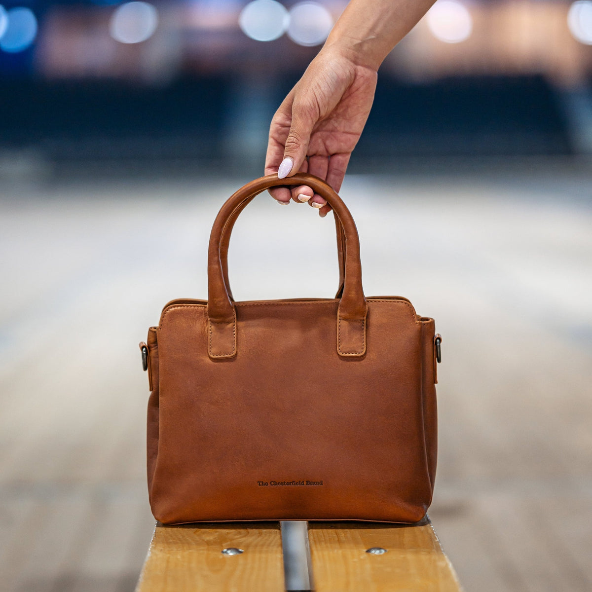 Styled Fit Perspective of Hermosa Full-Grain Leather Handbag för Dam on Model - Natural Daylight Drape