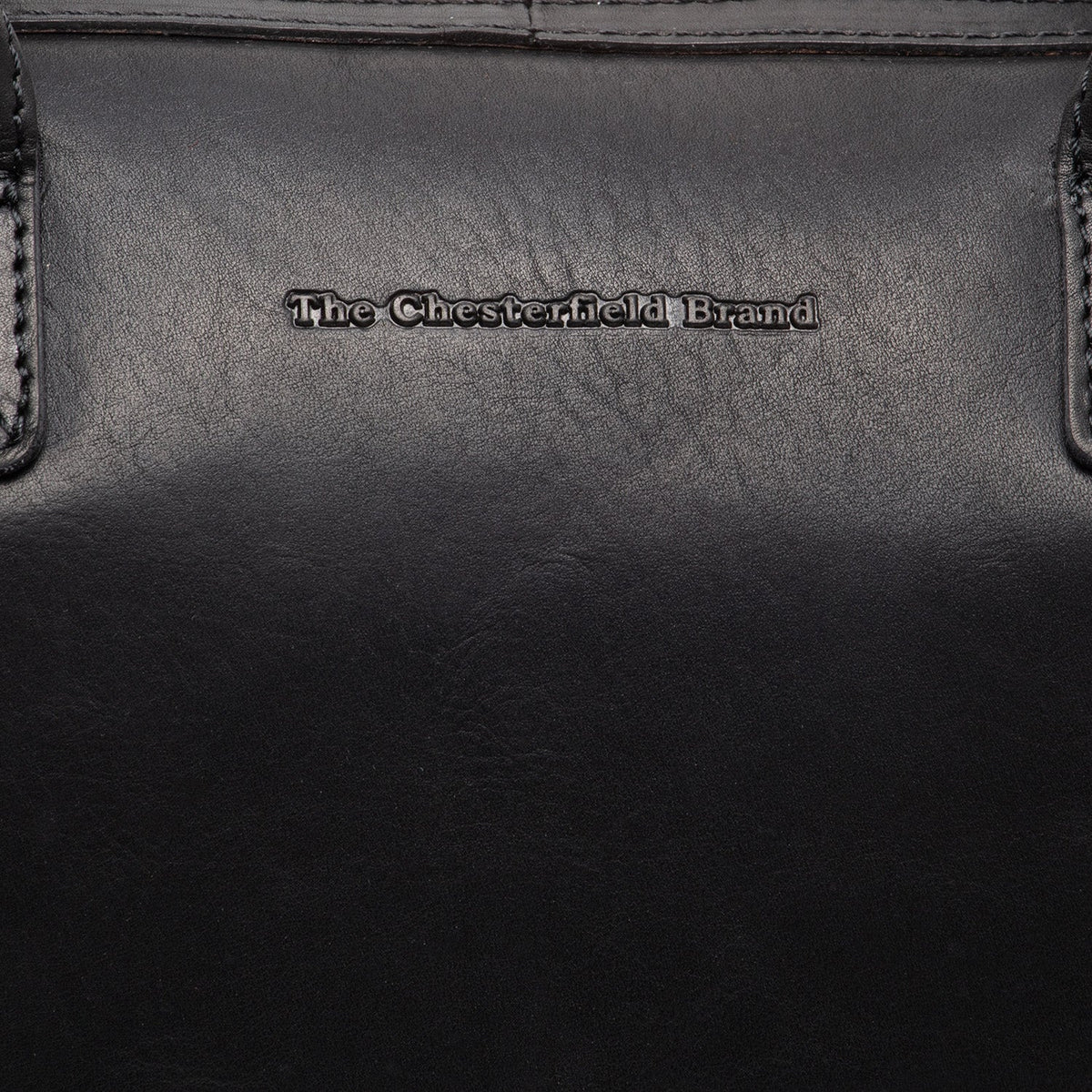 Close-Up Detail of Classic Collar &amp; Heavy-Duty Zipper Hardware on Langton Full-Grain Leather Handbag för Dam