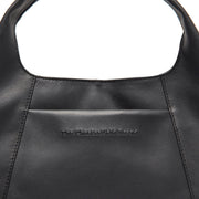 
Närbildsdetalj of Classic Collar & Heavy-Duty Zipper Hardware on Salina Handväska i läder