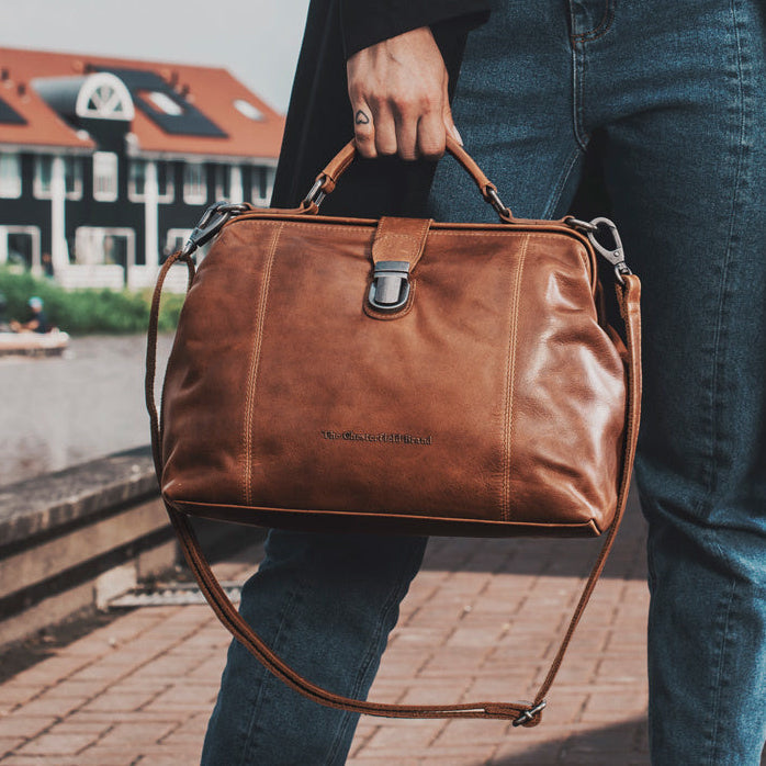 Styled Fit Perspective of Shaun Full-Grain Leather Handbag för Dam on Model - Natural Daylight Drape