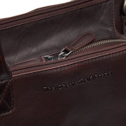 Styled Fit Perspective of Solvin Full-Grain Leather Handbag för Dam on Model - Natural Daylight Drape