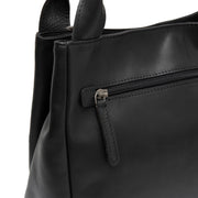 Close-Up Detail of Classic Collar &amp; Heavy-Duty Zipper Hardware on Tenara Full-Grain Leather Handbag för Dam