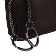 Styled Fit Perspective of Corey Full-Grain Leather Key Case för Dam on Model - Natural Daylight Drape