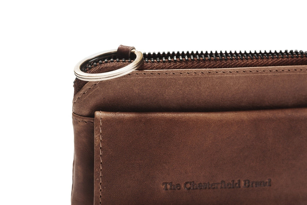 Styled Fit Perspective of Oliver Full-Grain Leather Key Case för Dam on Model - Natural Daylight Drape