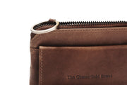 Styled Fit Perspective of Oliver Full-Grain Leather Key Case för Dam on Model - Natural Daylight Drape