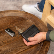 Torano Full-Grain Leather Key Case för Dam - Lateral Side Profile View Showing Sleeve Cut &amp; Athletic Taper Fit