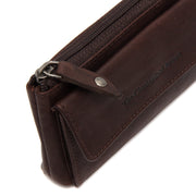 Styled Fit Perspective of Violette Full-Grain Leather Key Case för Dam on Model - Natural Daylight Drape