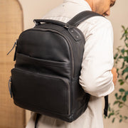 
Classic 100% Full-Grain leather Backpack - Bakifrån med förstärkta läderremmar och sömmar