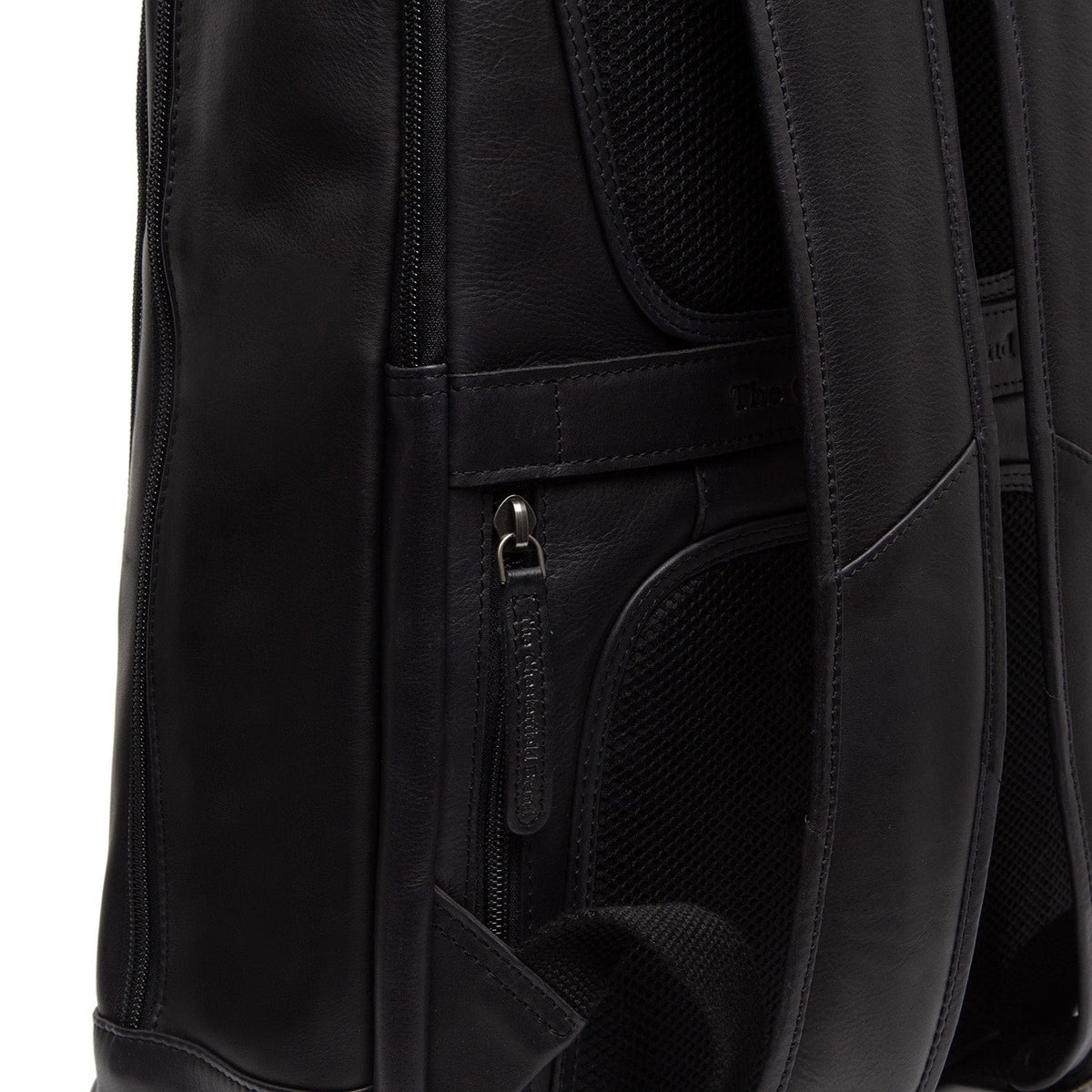 Solid Antique Brass Hardware &amp; Heavy-Duty Dual Zipper Detail on Detroit Full-Grain Leather Laptop Backpack för Dam