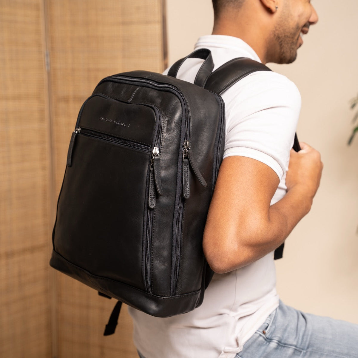 Classic 100% Full-Grain leather Backpack - Bakifrån med förstärkta läderremmar och sömmar