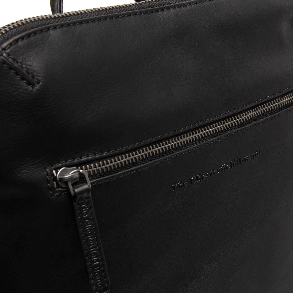 100% Full-Grain Wax Pull-Up 100% Full-Grain Leather Grain Texture & Handcrafted Patina Detail