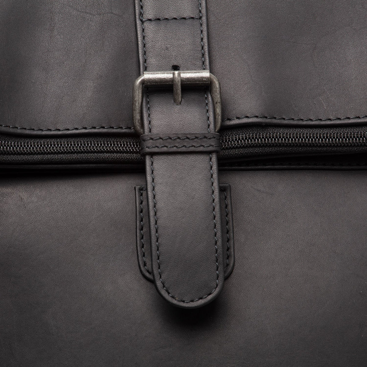 Solid Antique Brass Hardware &amp; Heavy-Duty Dual Zipper Detail on Larsson Full-Grain Leather Laptop Backpack för Dam