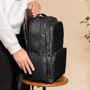 Lennox Full-Grain Leather Laptop Backpack för Dam - Structured Side Profile Showing Gusset Depth &amp; Expansion Capacity