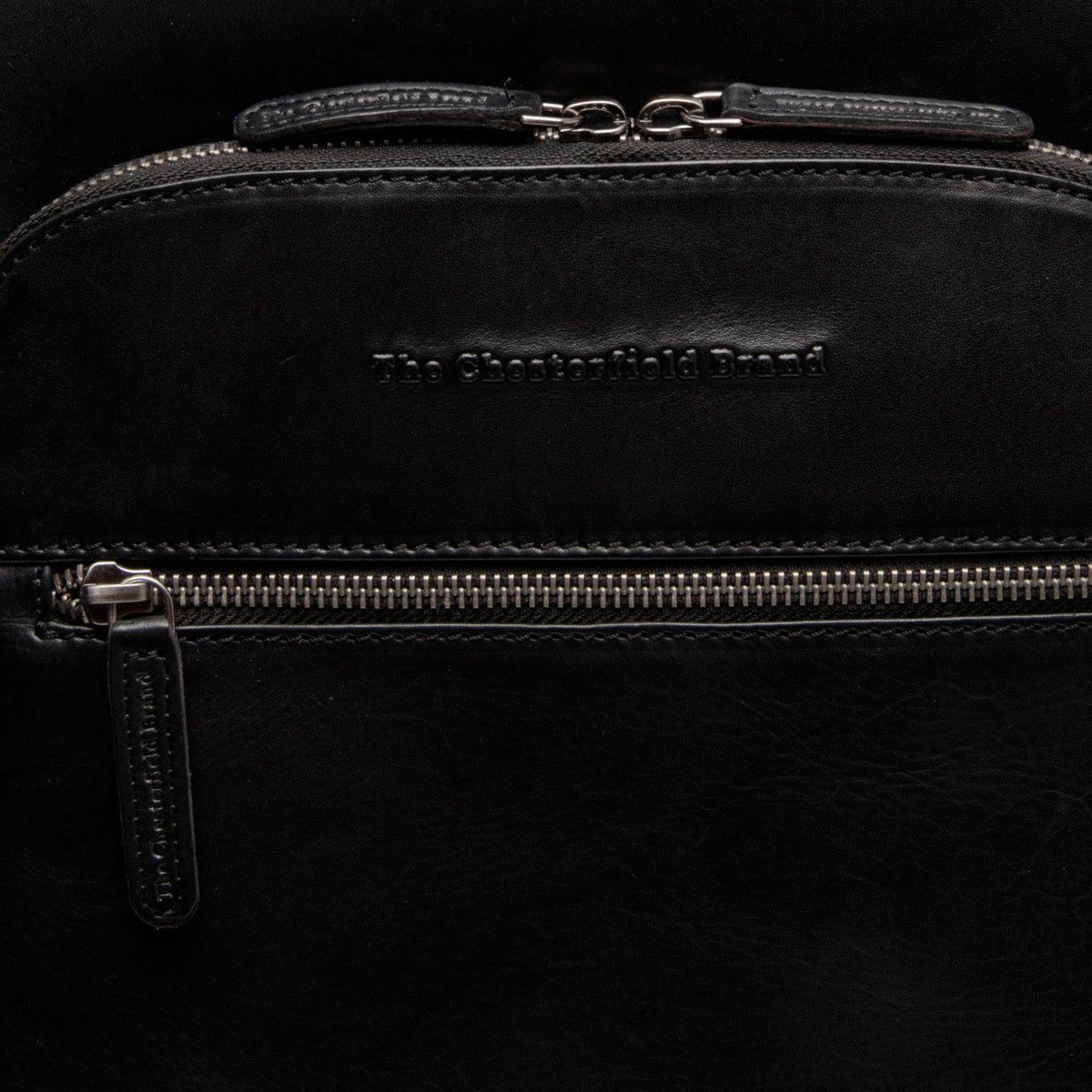 Solid Antique Brass Hardware &amp; Heavy-Duty Dual Zipper Detail on Maggiore Full-Grain Leather Laptop Backpack för Herr