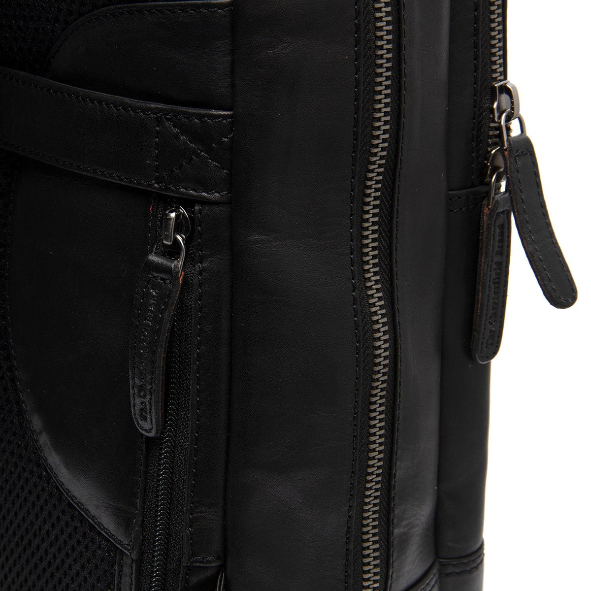 Solid Antique Brass Hardware &amp; Heavy-Duty Dual Zipper Detail on Nicola Full-Grain Leather Laptop Backpack för Dam