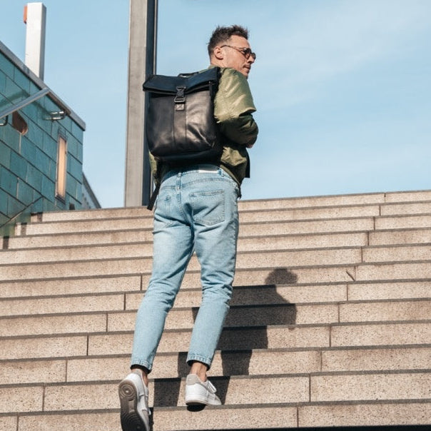 Savona Full-Grain Leather Laptop Backpack för Dam - Structured Side Profile Showing Gusset Depth &amp; Expansion Capacity