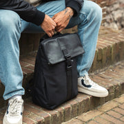 Trondheim Full-Grain Leather Laptop Backpack för Dam - Structured Side Profile Showing Gusset Depth &amp; Expansion Capacity