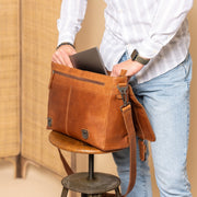 Imperia Full-Grain Leather Laptop Bag för Herr - Structured Side Profile Showing Gusset Depth &amp; Expansion Capacity