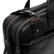 Solid Antique Brass Hardware &amp; Heavy-Duty Dual Zipper Detail on Iseo Full-Grain Leather Laptop Bag för Herr