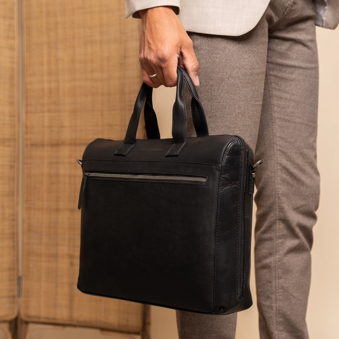 Levanto Full-Grain Leather Laptop Bag för Dam - Structured Side Profile Showing Gusset Depth &amp; Expansion Capacity