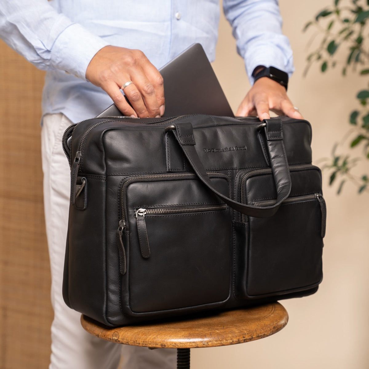 Misha Full-Grain Leather Laptop Bag för Dam - Structured Side Profile Showing Gusset Depth &amp; Expansion Capacity