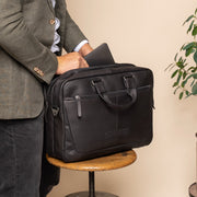 Seth Full-Grain Leather Laptop Bag för Herr - Structured Side Profile Showing Gusset Depth &amp; Expansion Capacity