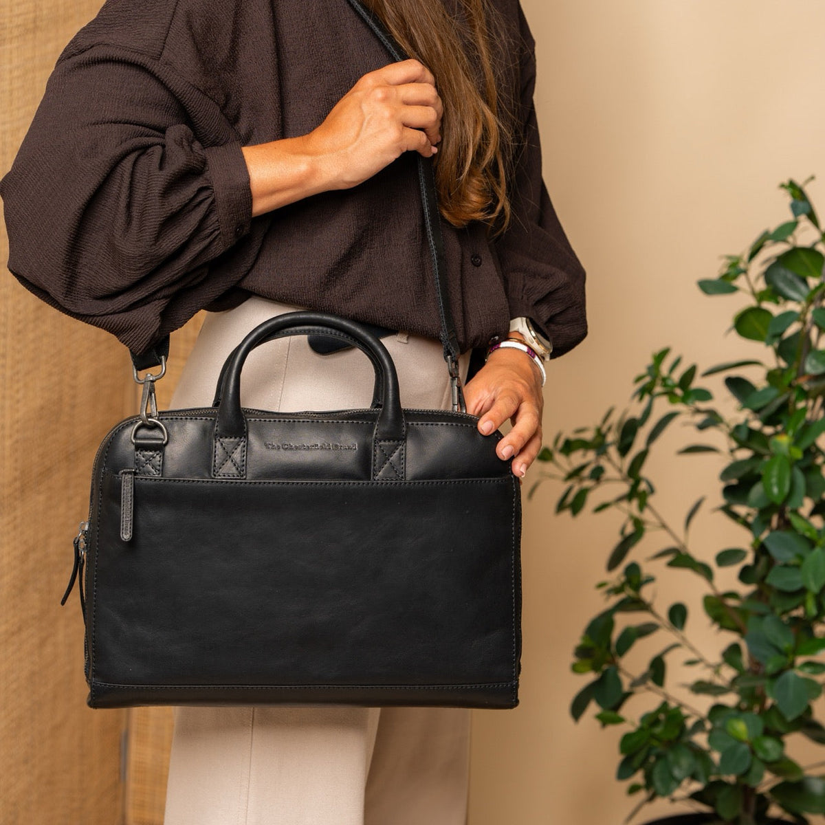 Tilbury Full-Grain Leather Laptop Bag för Dam - Structured Side Profile Showing Gusset Depth &amp; Expansion Capacity