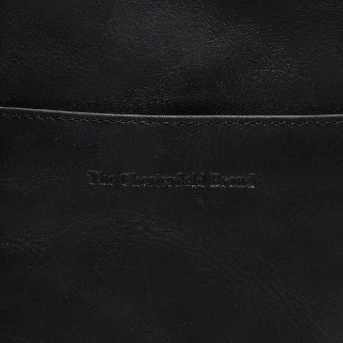 
Närbildsdetalj of Classic Collar & Heavy-Duty Zipper Hardware on Alesund Fullnarvsläder Phone Bag