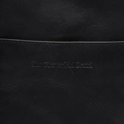 
Närbildsdetalj of Classic Collar & Heavy-Duty Zipper Hardware on Alesund Fullnarvsläder Phone Bag