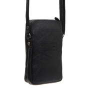 
Tailored Rib Cuffs & Hem Craftsmanship Construction Detail on Alesund Fullnarvsläder Phone Bag