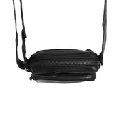 
Passformsperspektiv på  Hamilton Fullnarvsläder Phone Bag på modell i naturligt dagsljus