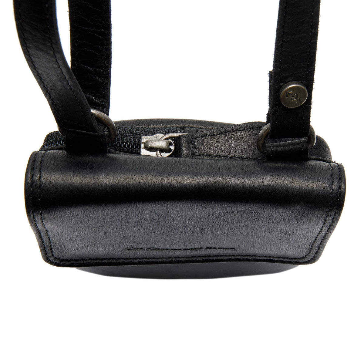 Close-Up Detail of Classic Collar &amp; Heavy-Duty Zipper Hardware on Langley Full-Grain Leather Phone Bag för Dam