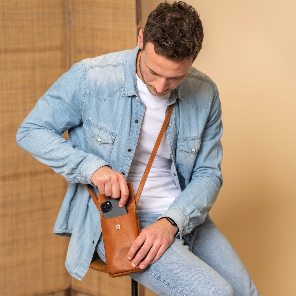 Langley Full-Grain Leather Phone Bag för Dam – alternate product view 3