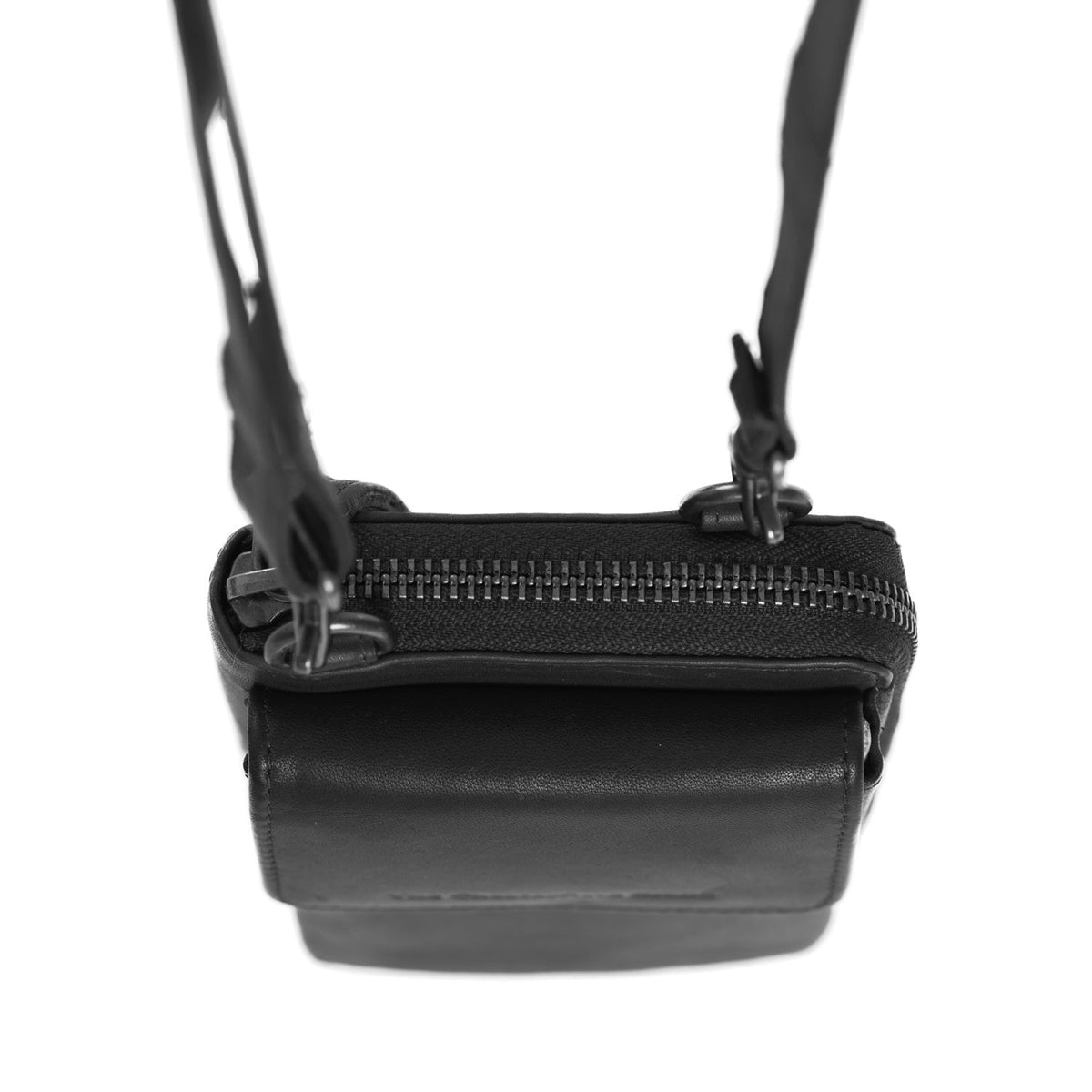 
Passformsperspektiv på  Malaga Fullnarvsläder Phone Bag på modell i naturligt dagsljus
