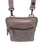 
Närbildsdetalj of Classic Collar & Heavy-Duty Zipper Hardware on Salta Fullnarvsläder Phone Bag