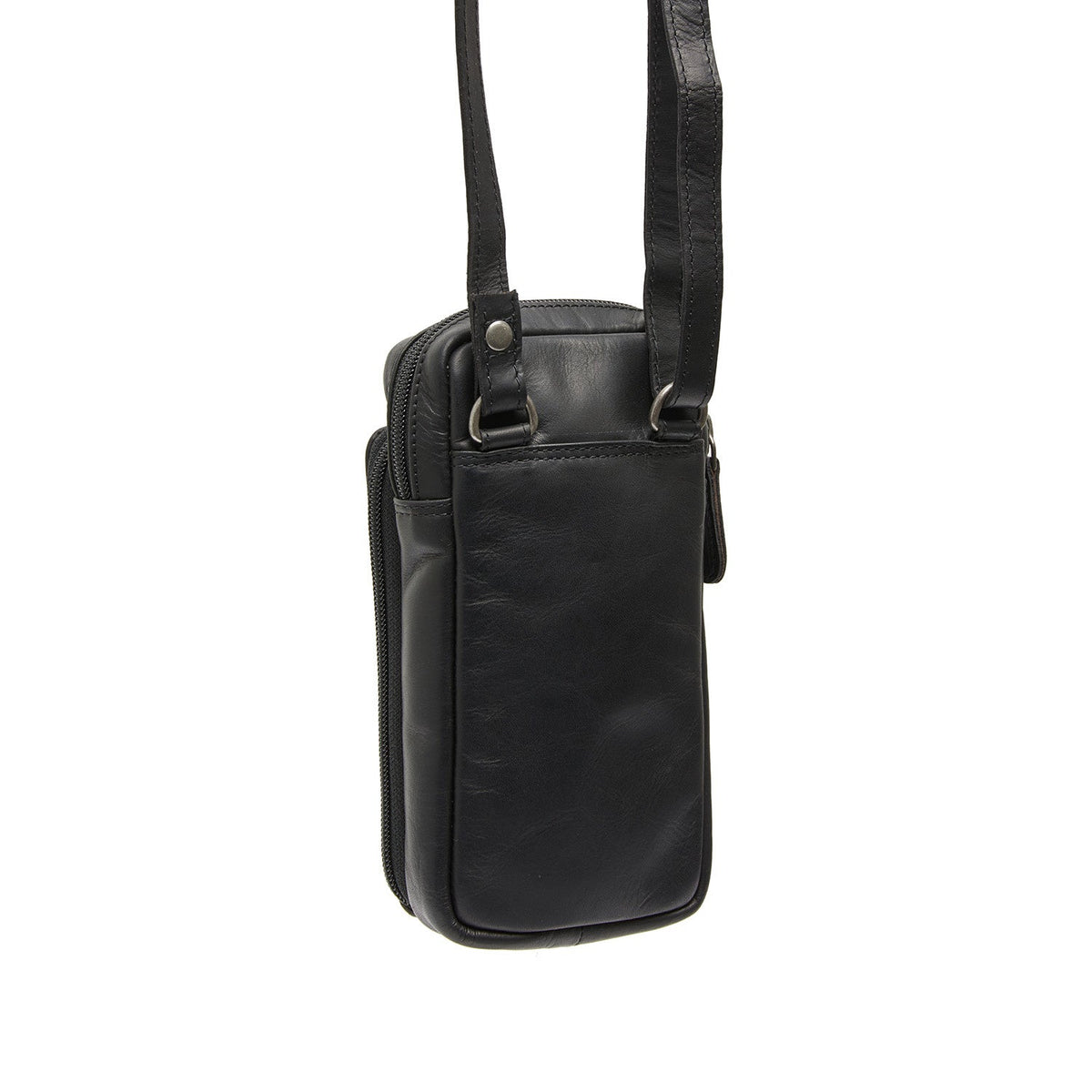 
Passformsperspektiv på  Valdes Fullnarvsläder Phone Bag på modell i naturligt dagsljus