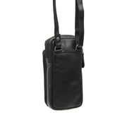 
Passformsperspektiv på  Valdes Fullnarvsläder Phone Bag på modell i naturligt dagsljus
