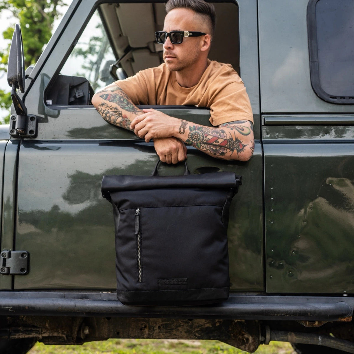 Bornholm Full-Grain Leather Roll-top Backpack för Dam - Structured Side Profile Showing Gusset Depth &amp; Expansion Capacity