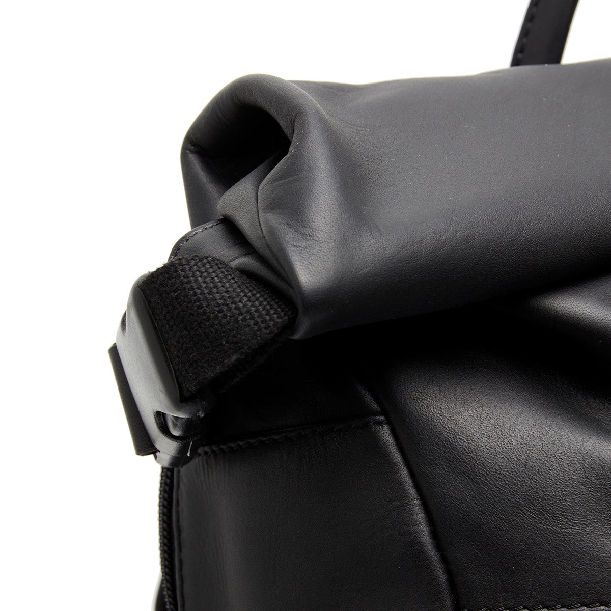 Mazara Full-Grain Leather Roll-top Backpack för Dam - Structured Side Profile Showing Gusset Depth &amp; Expansion Capacity
