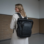 Remo Full-Grain Leather Roll-top Backpack för Dam - Structured Side Profile Showing Gusset Depth &amp; Expansion Capacity